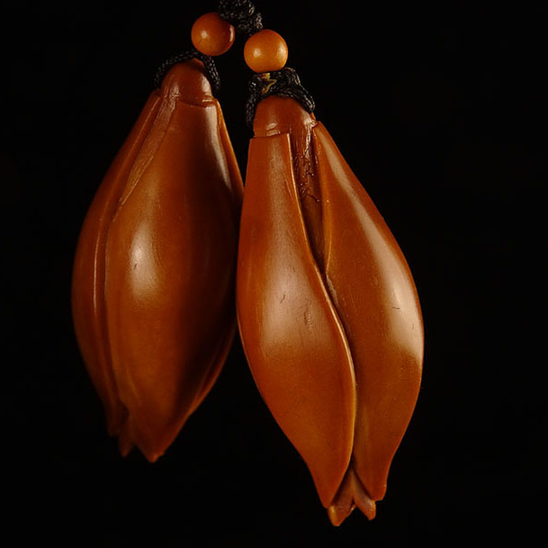 65x3.9cm苏工纯手工橄榄核雕挂件《白玉兰》须氏作品