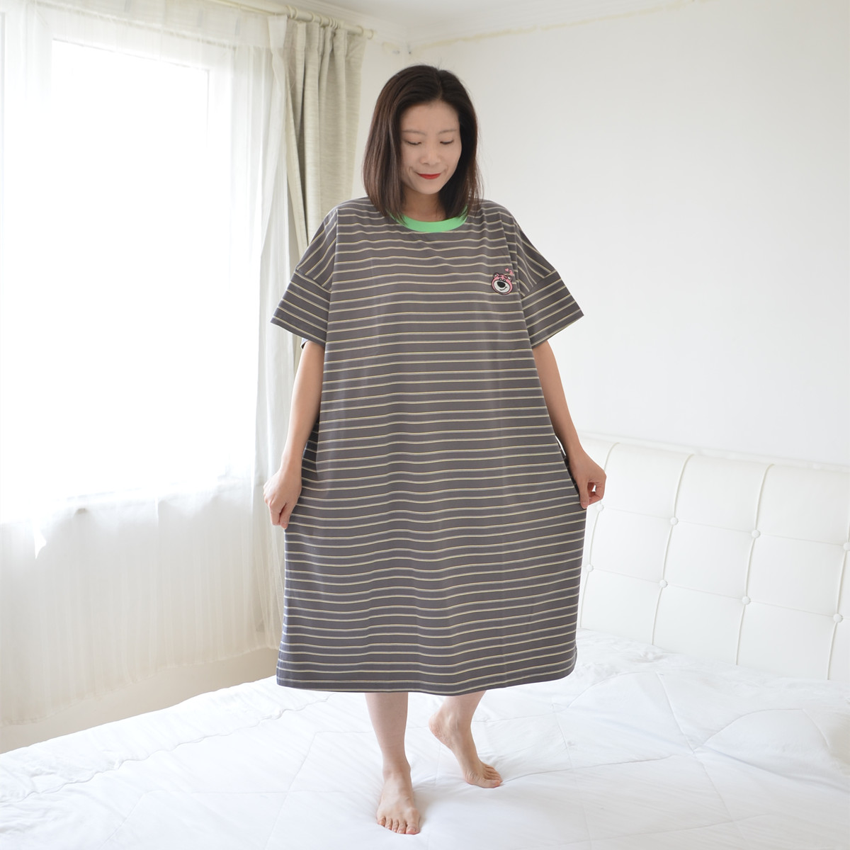 韩版大码条纹刺绣草莓熊睡裙女夏季短