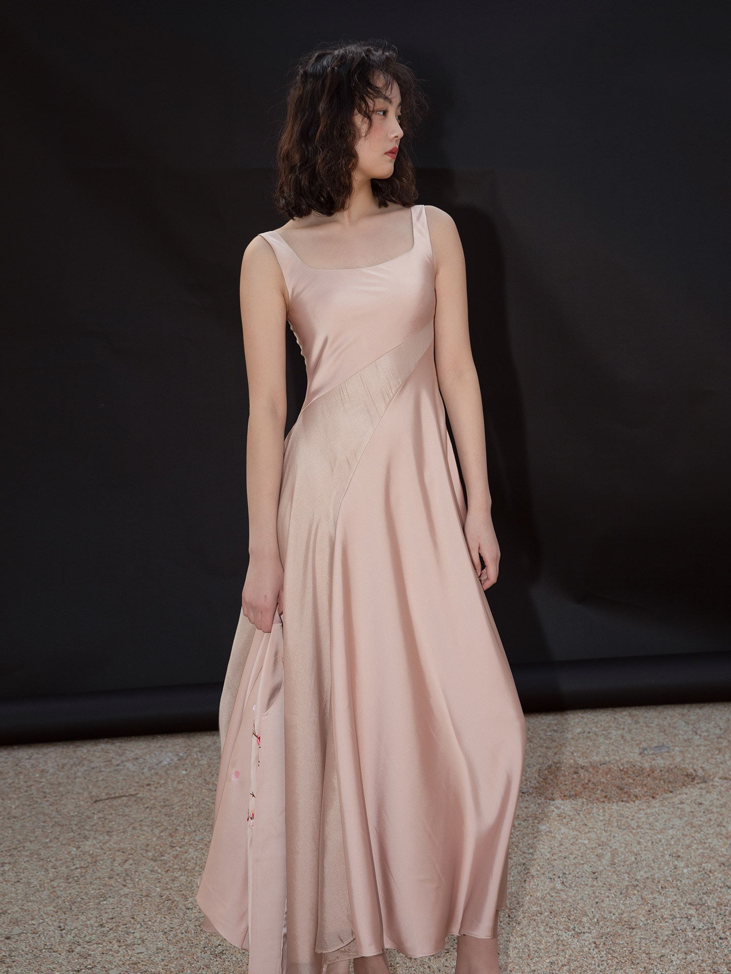 显瘦斜裁 拼同色系纱连衣裙春季 大裙摆浪漫缎面u型领粉色裙子