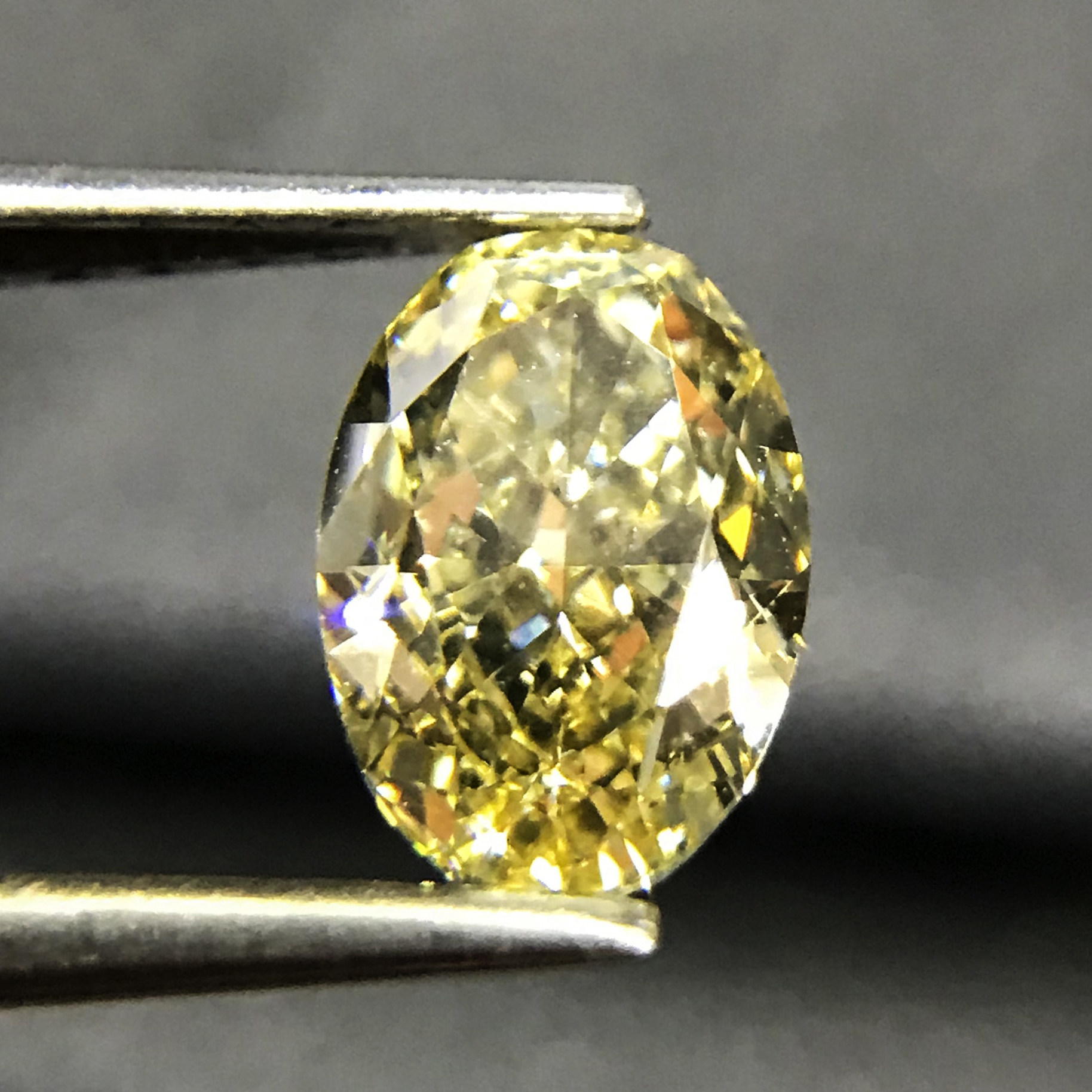 鑫玉泰gia证书1.36ct fby中彩黄 vs2净度 椭圆形黄钻钻石