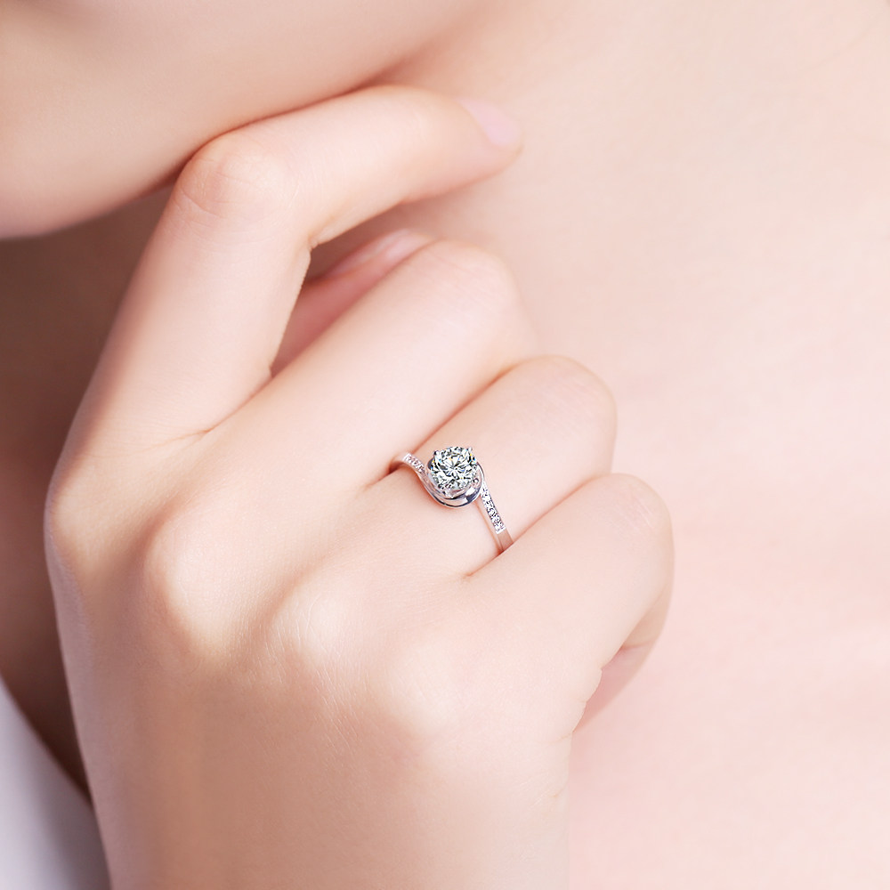 佐卡伊 主石0.41克拉副石0.04克拉i-j色si净度14#钻石戒指w02893