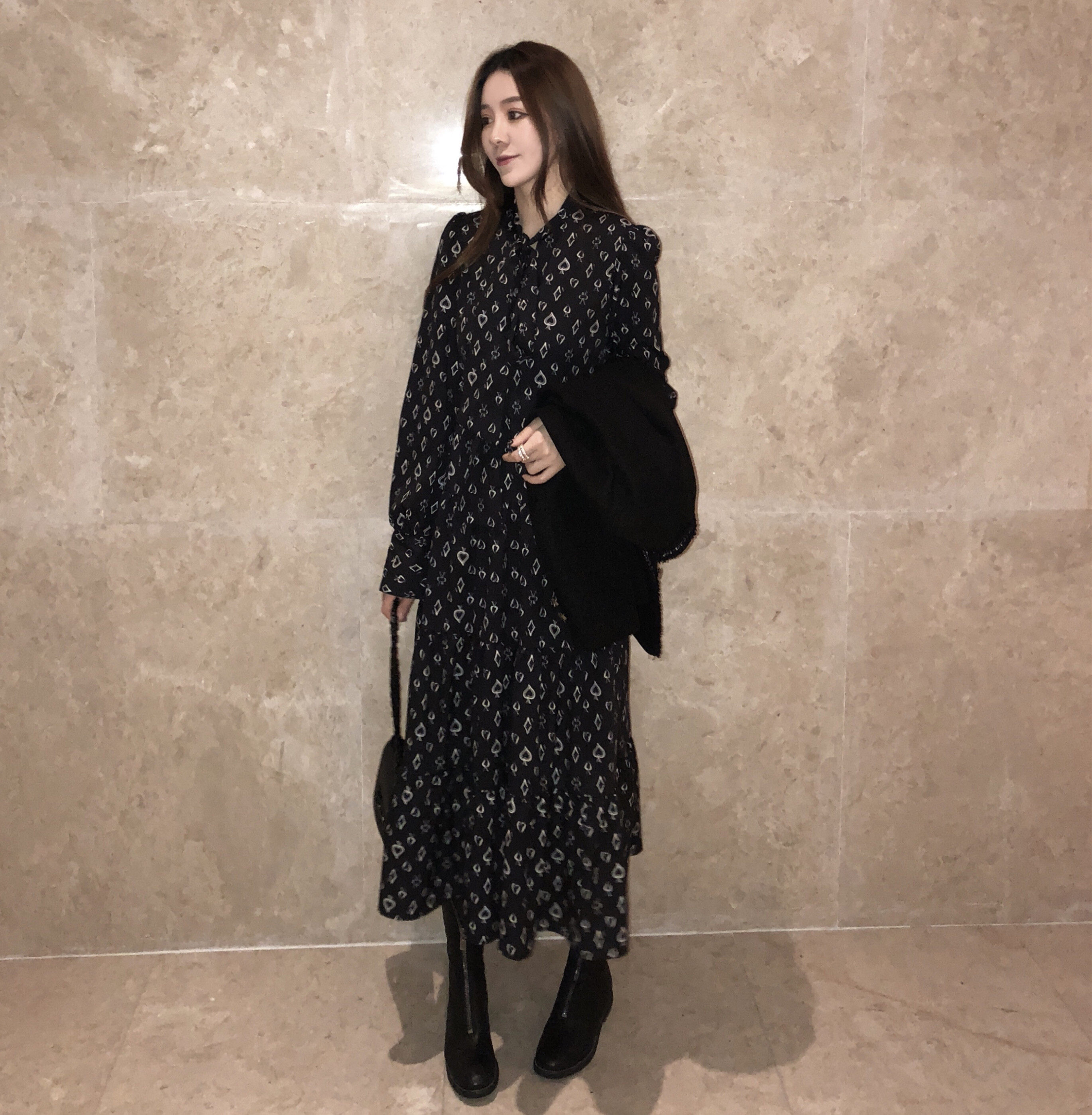 2021黑色扑克连衣裙女春季长款气质修身韩版内搭打底显瘦长袖裙子
