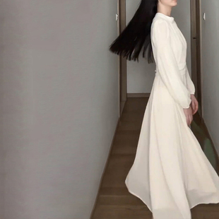 垂坠感白色长袖连衣裙初秋季女装2023新款高级感法式气质收腰长裙