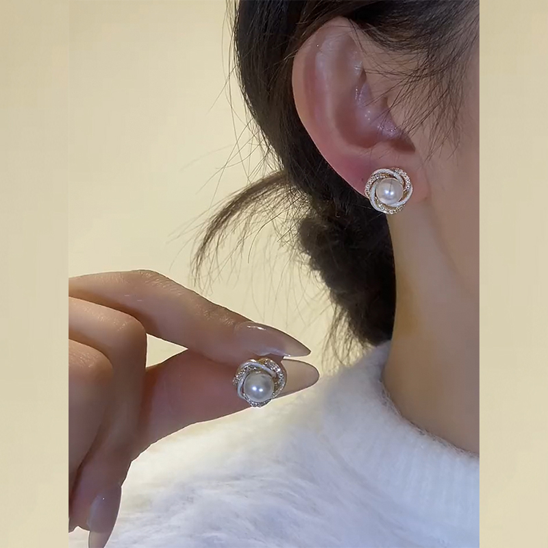 时尚丽人白色镶钻珍珠小巧耳钉S925纯银针高级感法式精致小众耳环