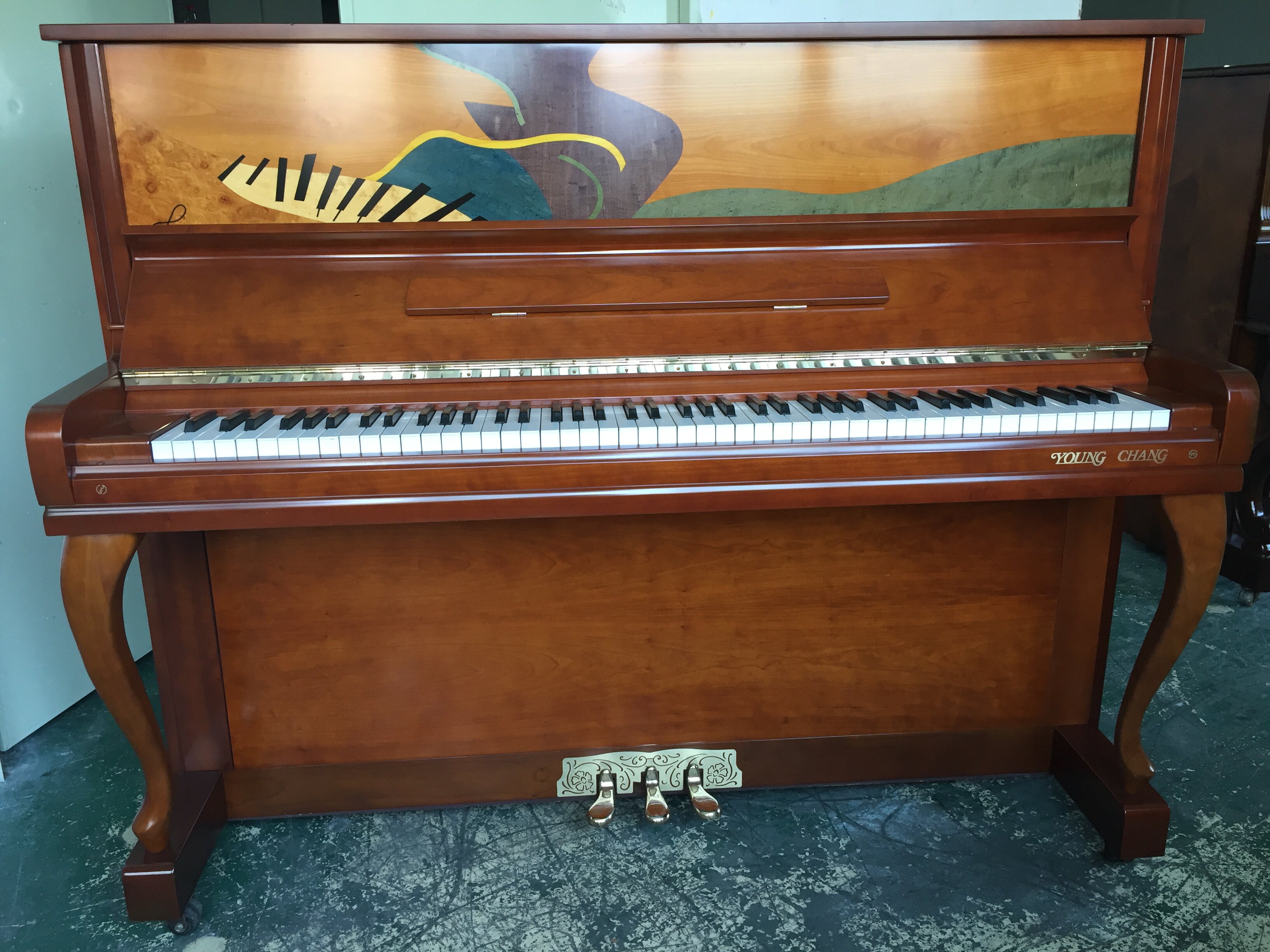 深圳原装进口英昌二手钢琴m-121近年代生产红木榔头外观概念设计