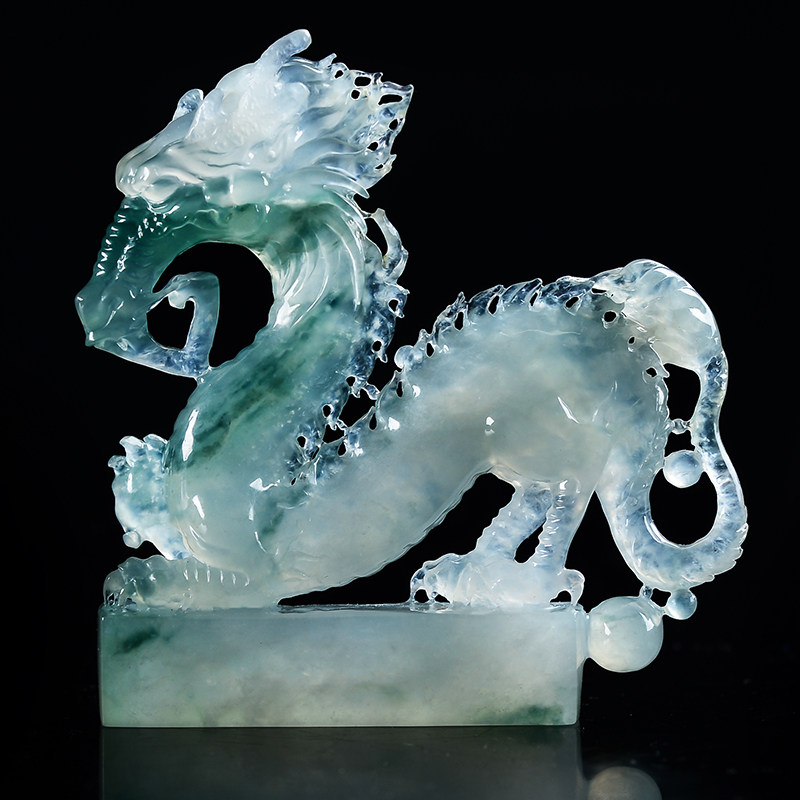 杨树明大师工作室作品天然缅甸a货翡翠冰种飘绿龙摆件53.10g