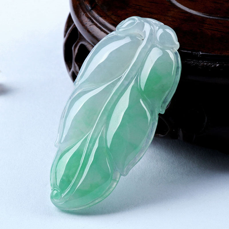 冰糯种豆绿色翡翠玉叶吊坠 10.63克