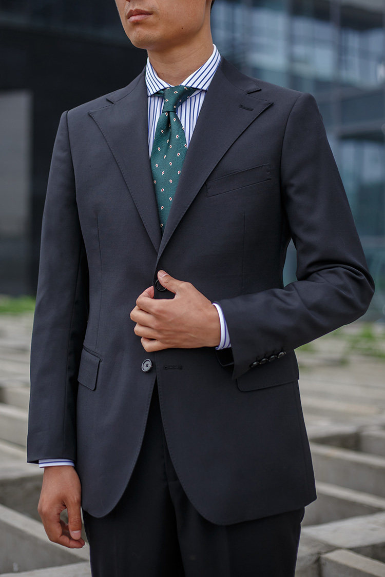 定制西装男 修身款_新款黑色薄款羊毛2粒扣西装修身个性宽领欧版西服