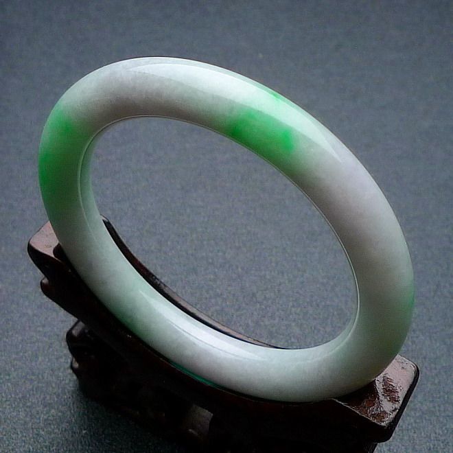 翡翠a货 老种挂淡阳绿水润圆条手镯 46.19克