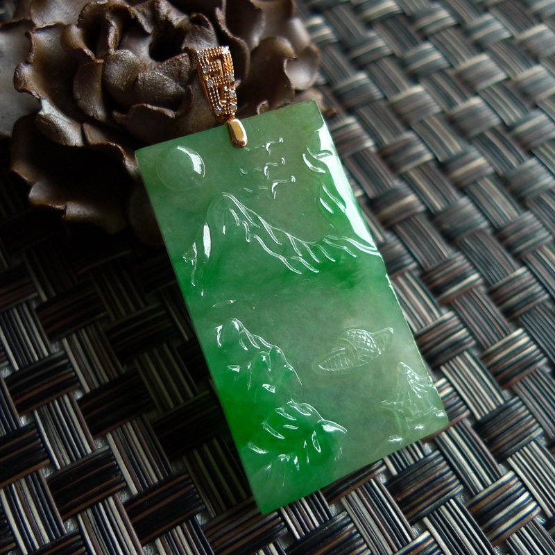 缅甸a货阳绿翡翠阳绿轻舟已过万重山山水牌 18k金扣头11.58g
