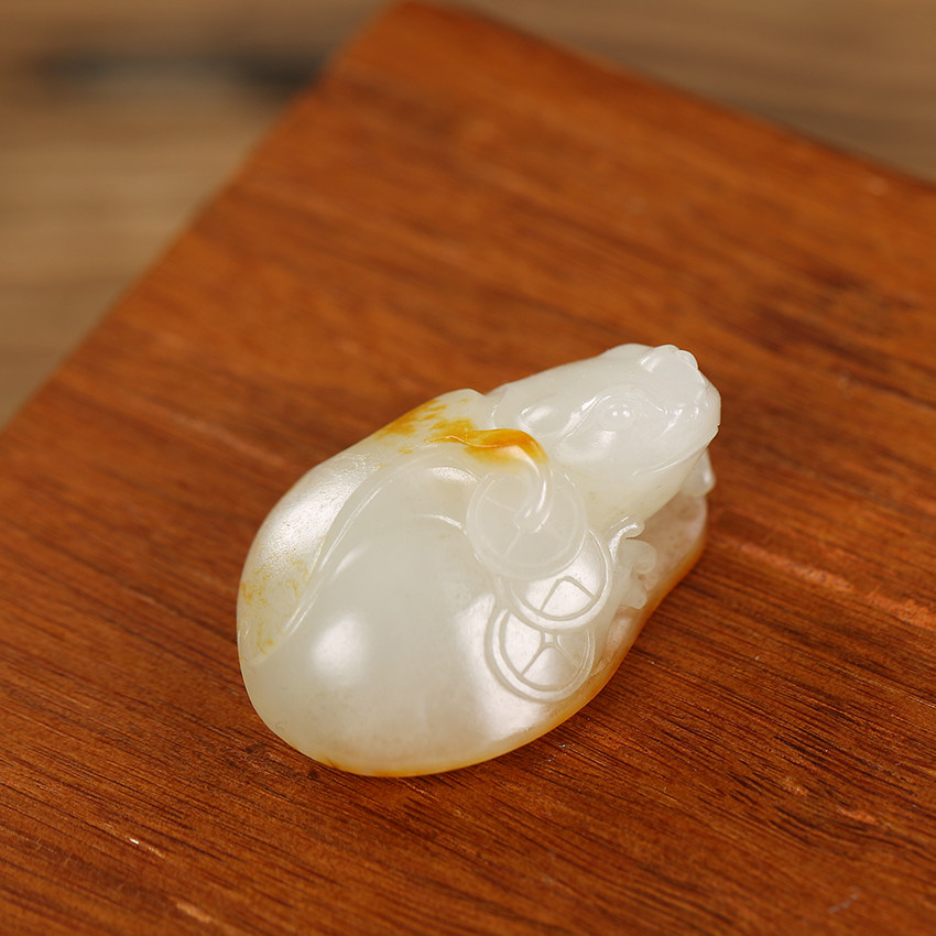 胡锡涛(江苏省玉雕大师) 和田玉籽料金蟾挂件