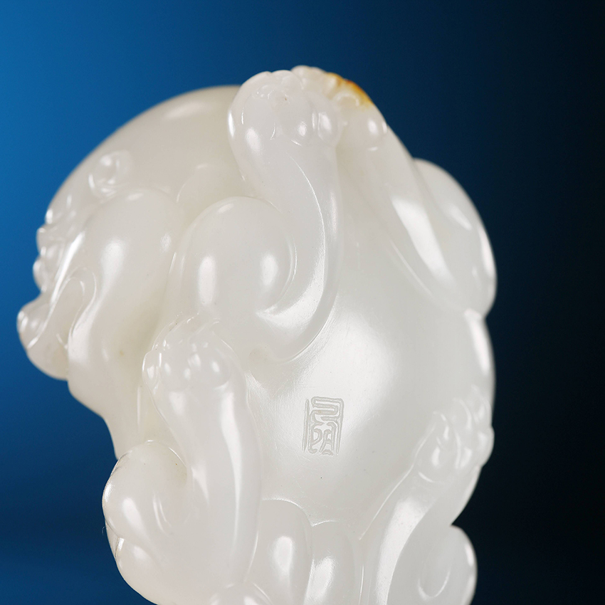 陆爱风 和田玉籽料瑞兽