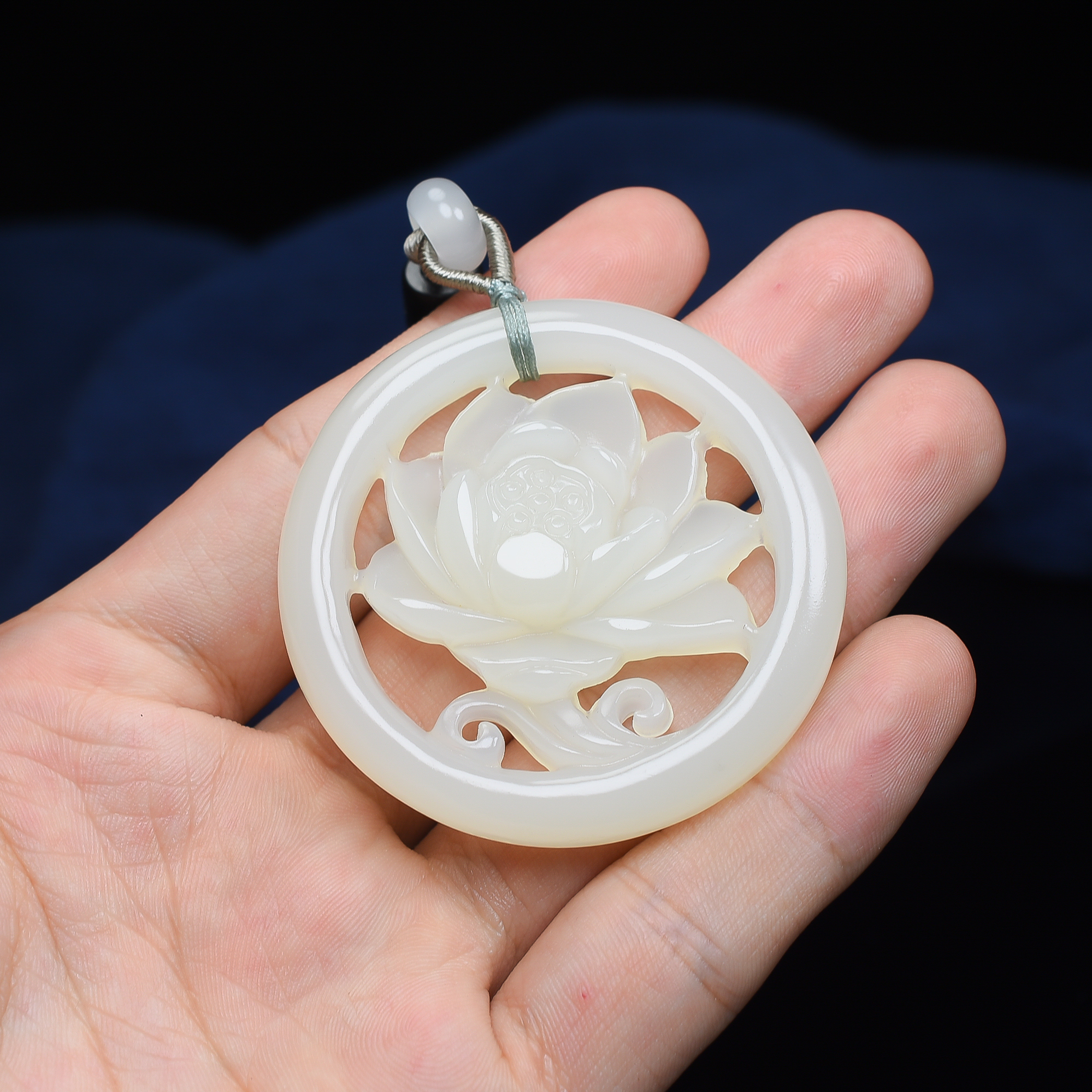 天然和田玉荷花吊坠挂件女款花开富贵玉石吊坠毛衣链白玉如意莲花