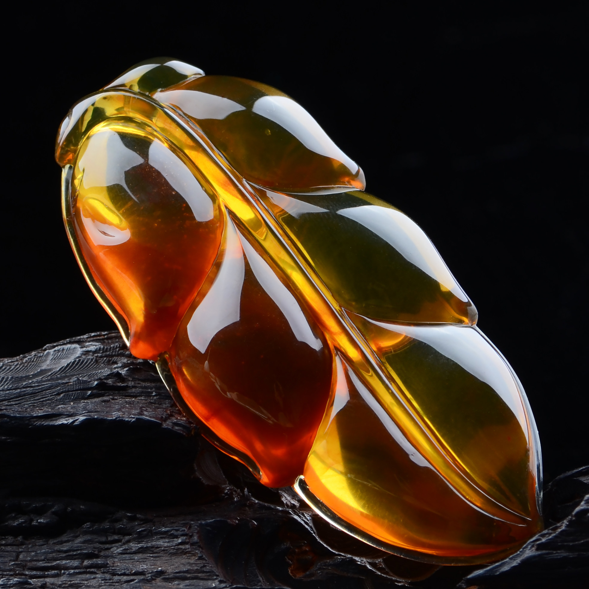 22.93g 精雕琥珀金棕珀 《金枝玉叶》吊坠【强荧光】