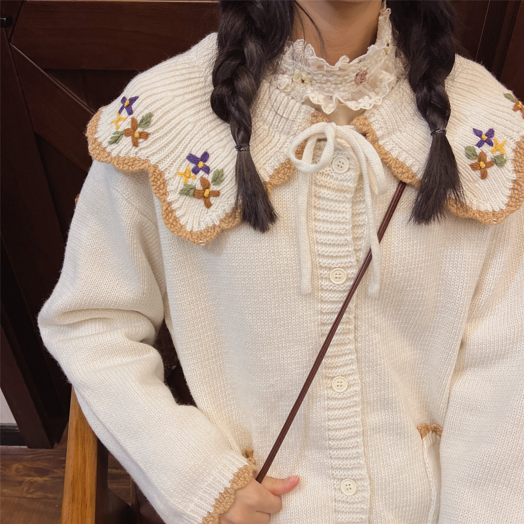 甜美少女奶白色娃娃大翻领毛衣外套森女系复古手工绣花减龄上衣