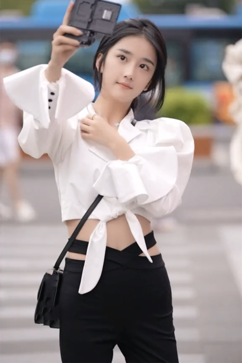 快手抖音张项街拍同款纯白西装领泡泡肩喇叭袖短衬衫黑色喇叭裤秋