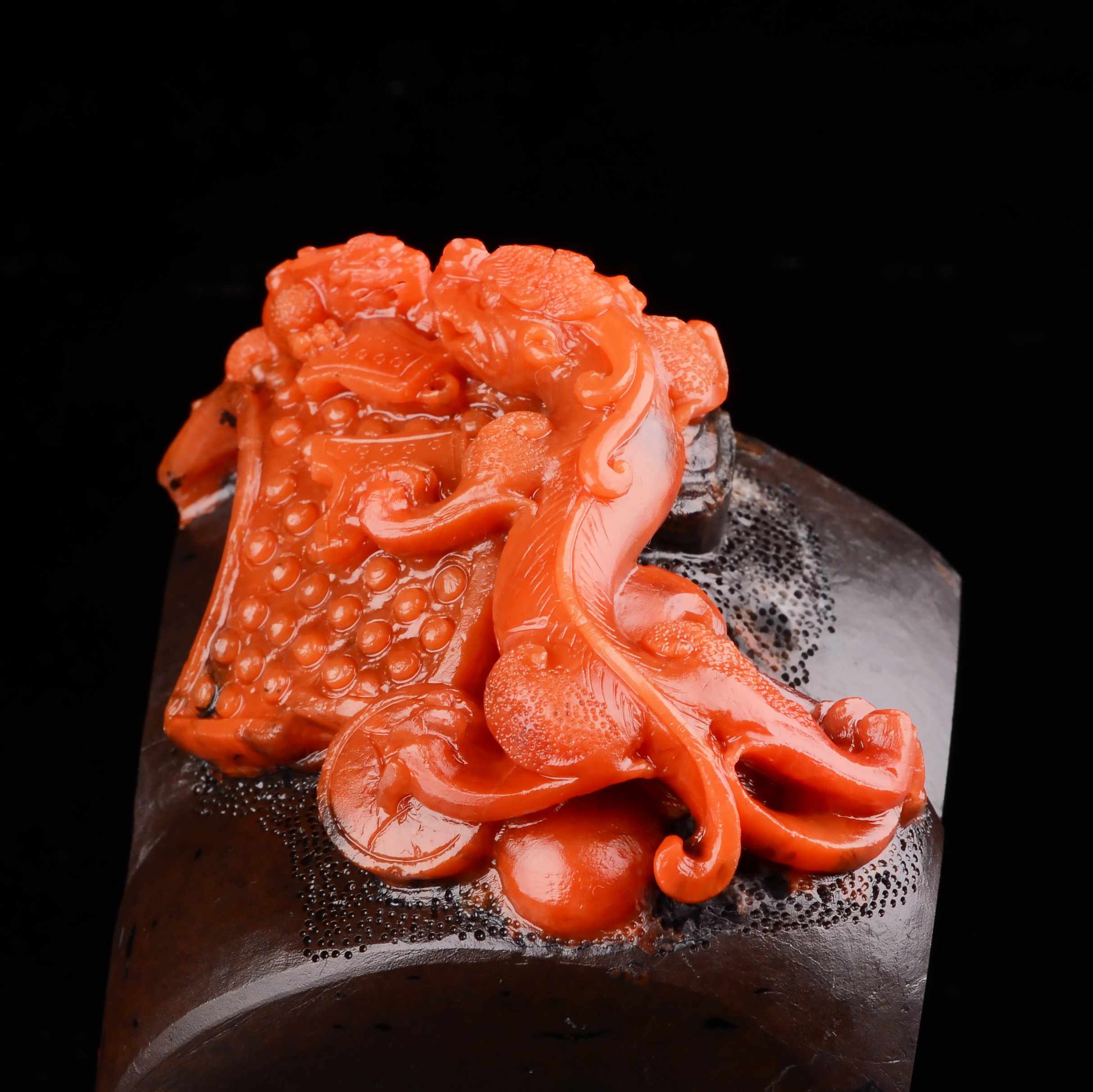 1885g 天然精品南红玛瑙 草龙摆件印章