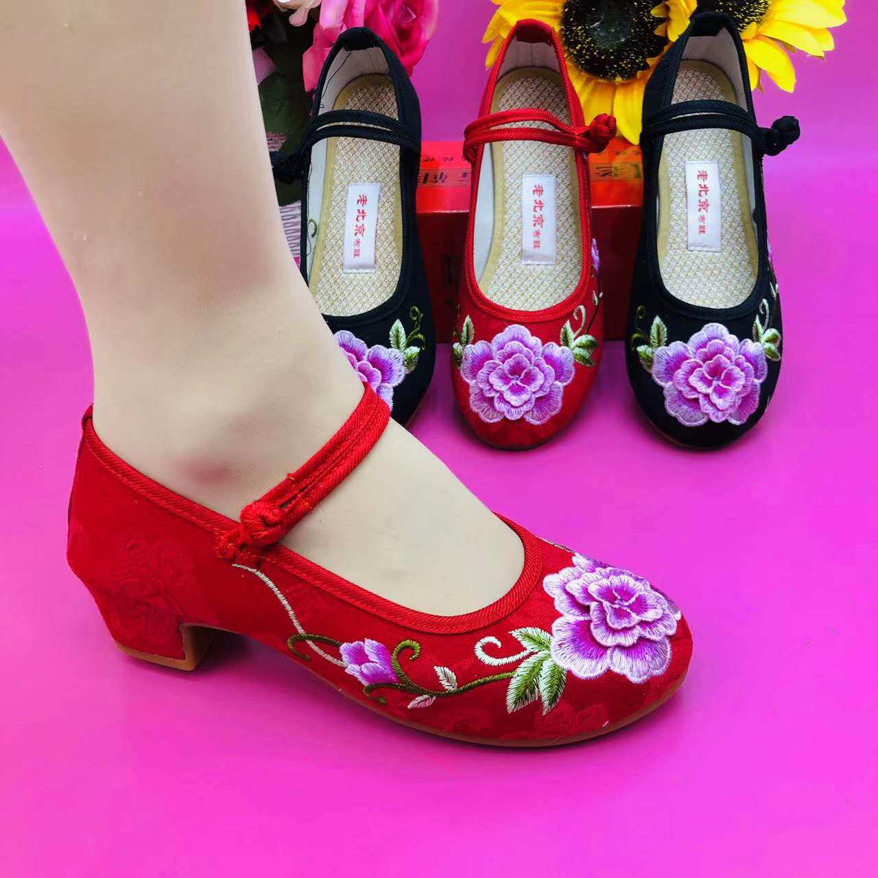 广场舞鞋女新款绣花老北京布鞋软底舞蹈鞋古民族风秧歌红色跳舞鞋