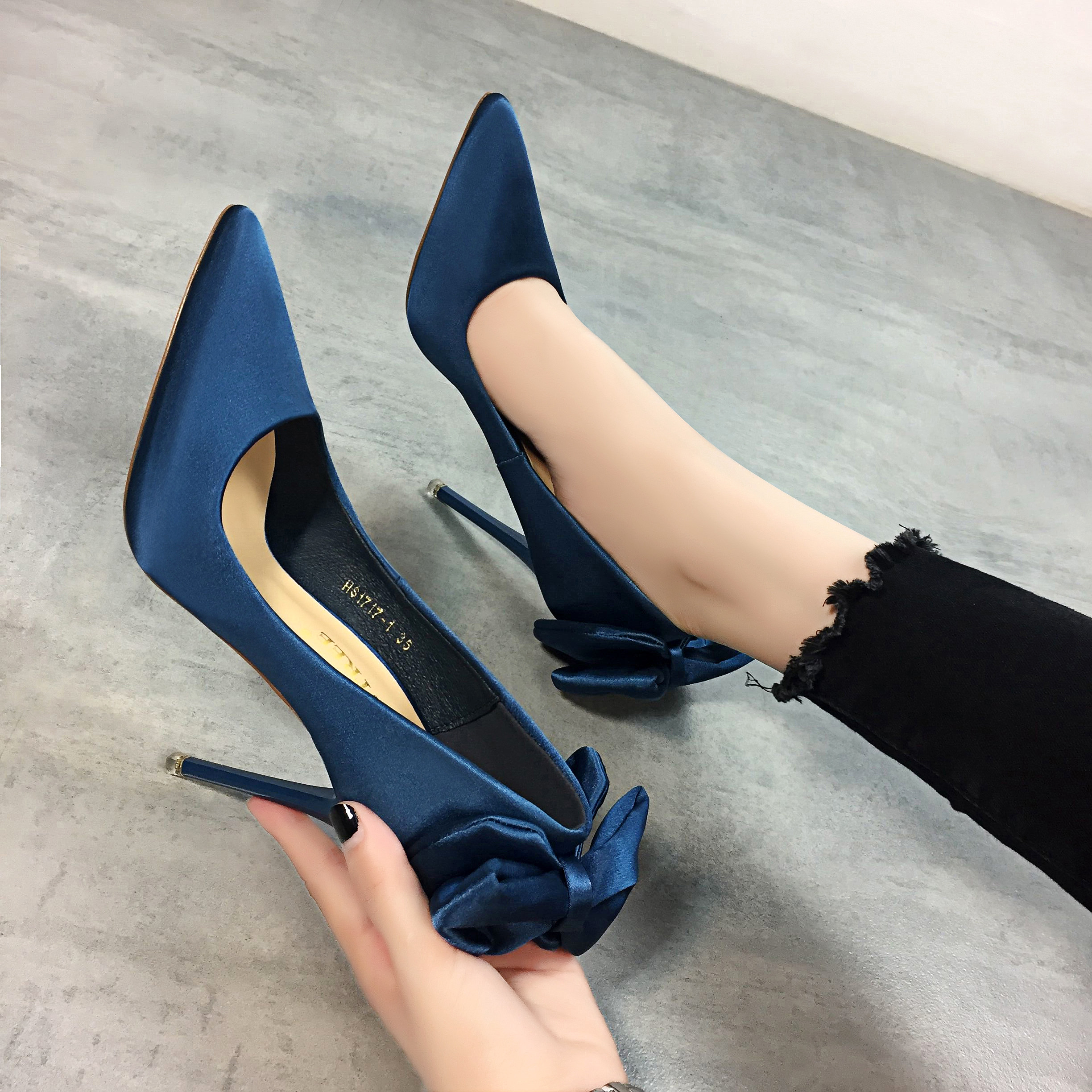 蓝色高跟鞋_2019绸缎面后跟蝴蝶结单鞋女蓝色甜美显瘦秀气细跟高跟鞋