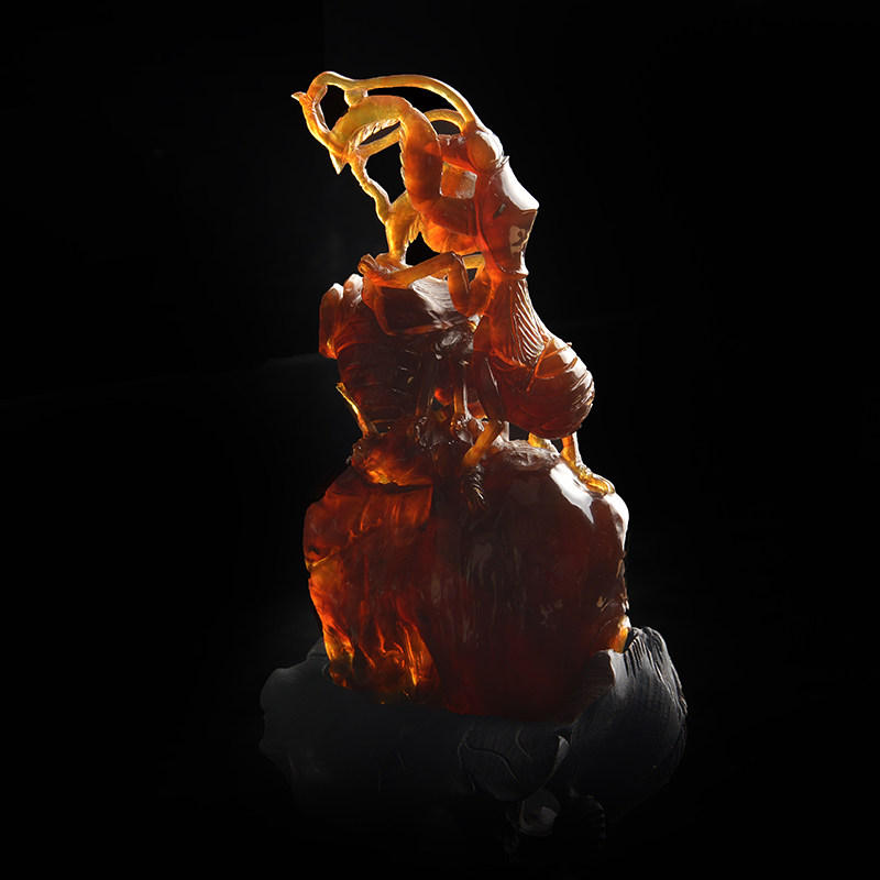 56.76克 缅甸天然金棕珀 《螳螂扑蝉》摆件(配紫檀底座)