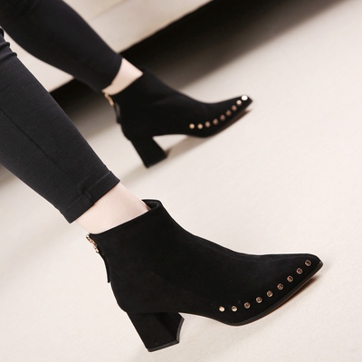 潮款铆钉粗跟短靴女秋冬季新款尖头裸靴瘦瘦靴绒面高跟女靴