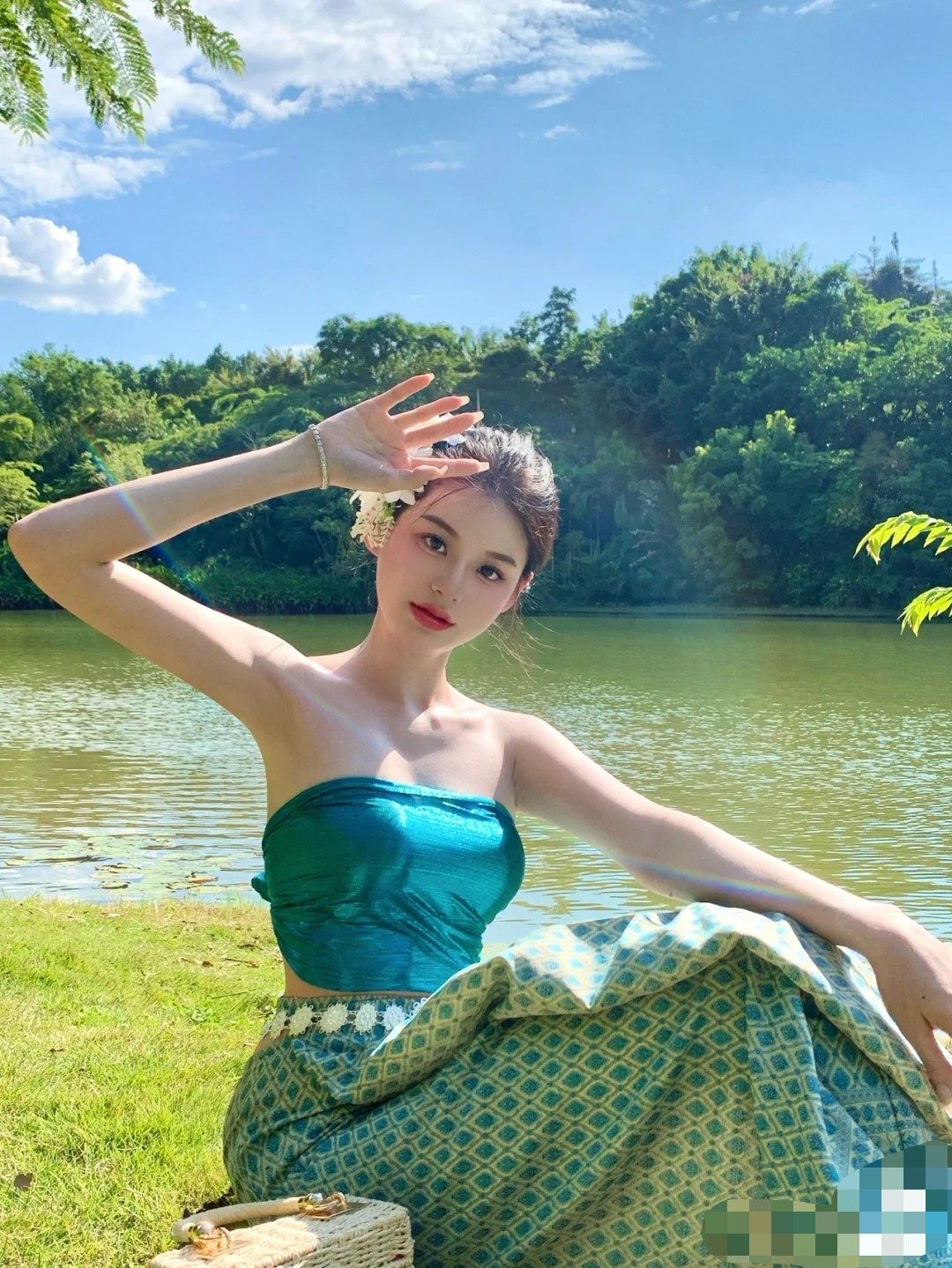 西双版纳网红打卡哈尼族爱伲族刺绣演出服女装影楼拍照写真民族服装