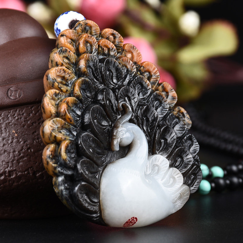 省级玉雕大师梁振作品 和田玉白玉 孔雀开屏挂件 85.91g