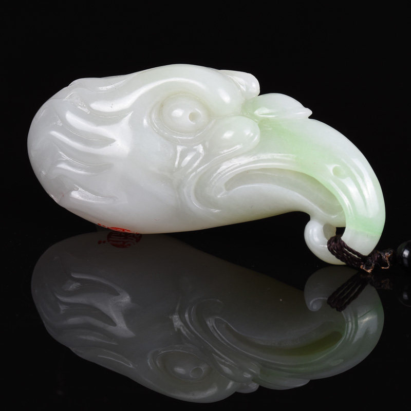 河南省玉石雕刻大师梁振作品 和田玉 鹰头挂件 37.72g