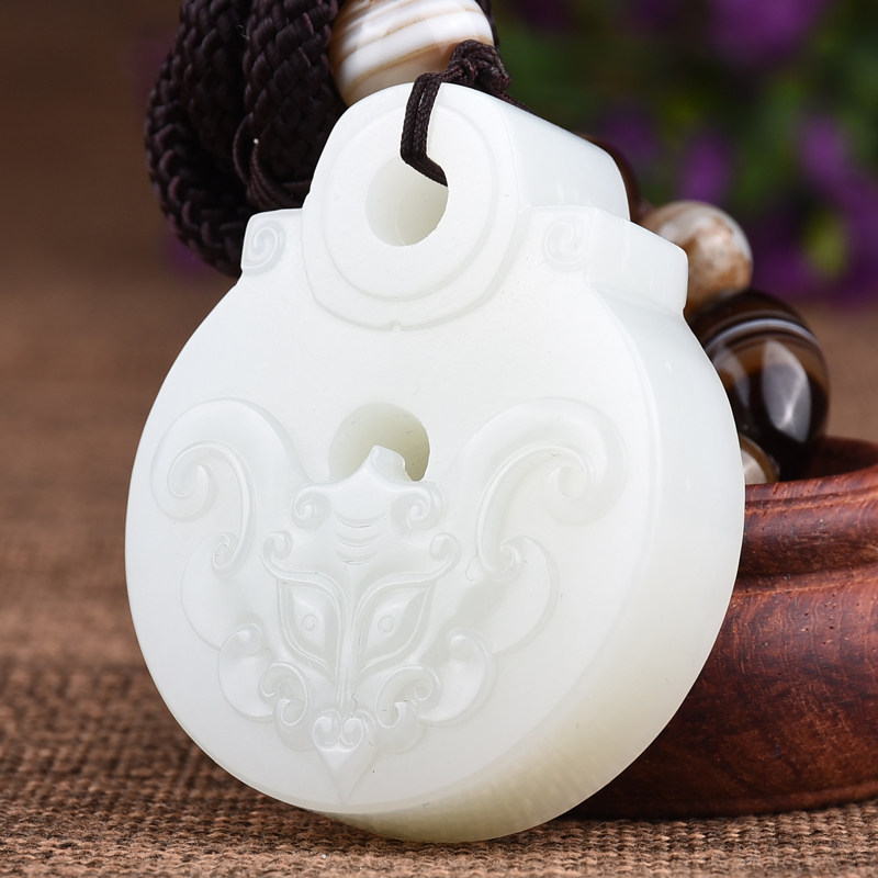 省级玉雕大师崔照乐作品 和田玉白玉 仿古兽挂件 89.41g