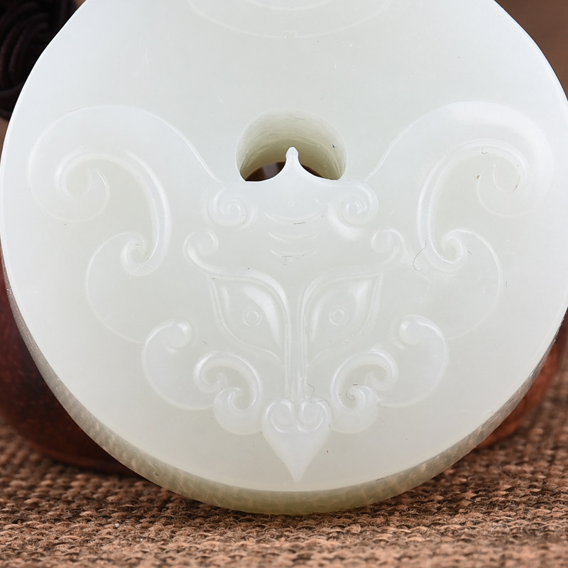 省级玉雕大师崔照乐作品 和田玉白玉 仿古兽挂件 89.41g