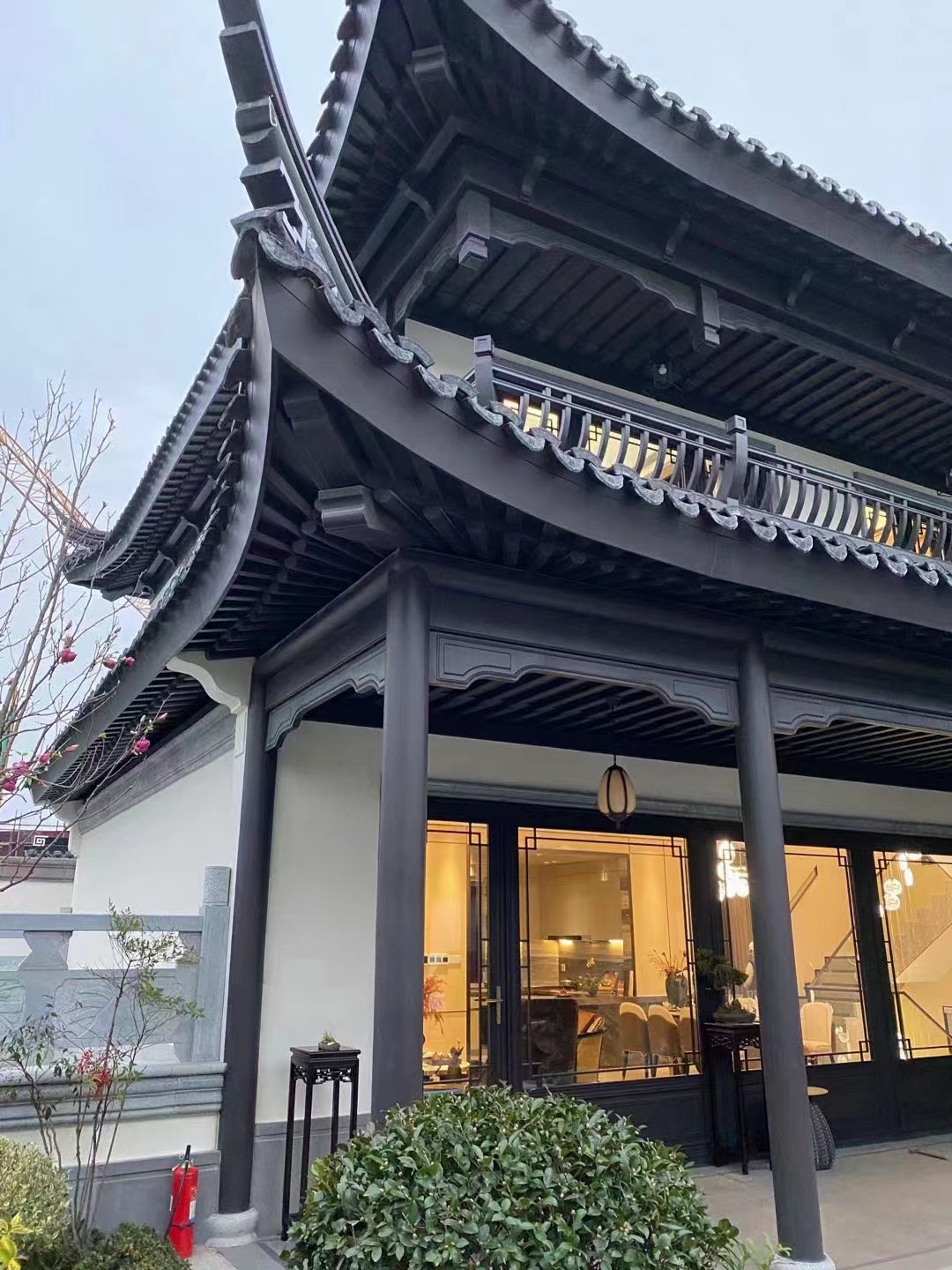 铝代木飞椽檐入户门风雨连廊四角亭灰空间美人靠中式庭院仿古门窗