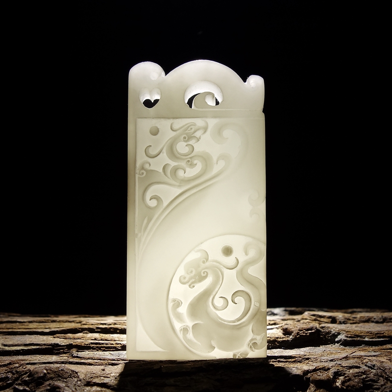 中国玉石雕刻大师范德龙玉雕工作室作品 和田玉仿古龙挂件 48.04g