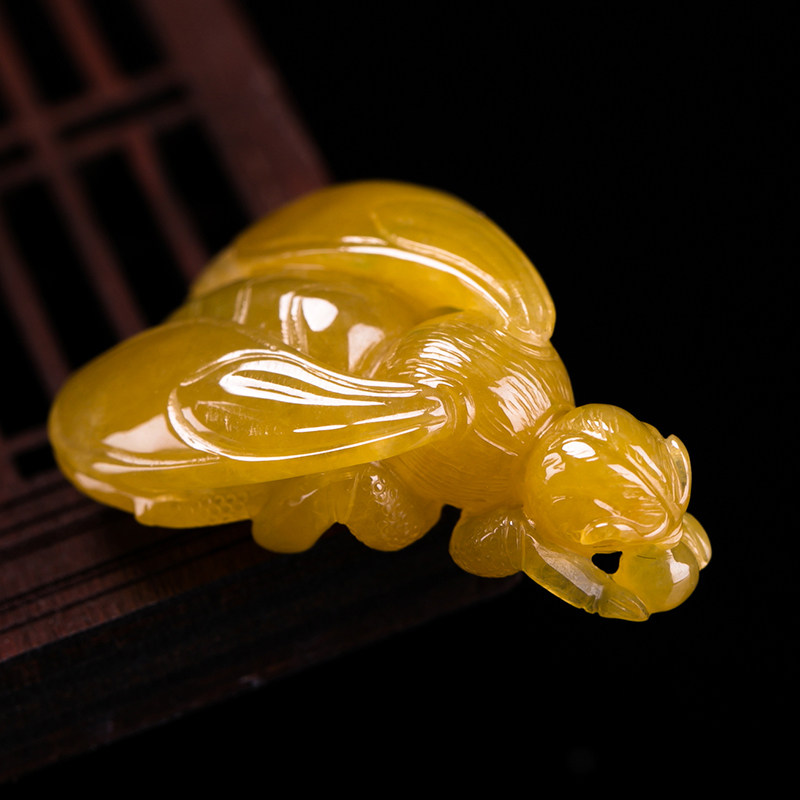 王烨工作室作品 《蜜蜂》黄翡翡翠a货吊坠 11.33g