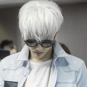 奔头皮动漫短发直发假发片青少年潮流银白色奶奶灰发型银色脸男生