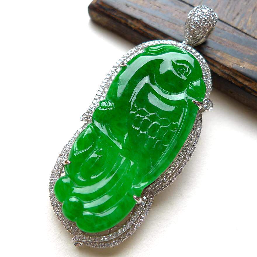 18k金伴钻豪镶a货翡翠冰糯种阳绿鹦鹉吊坠 9.31g