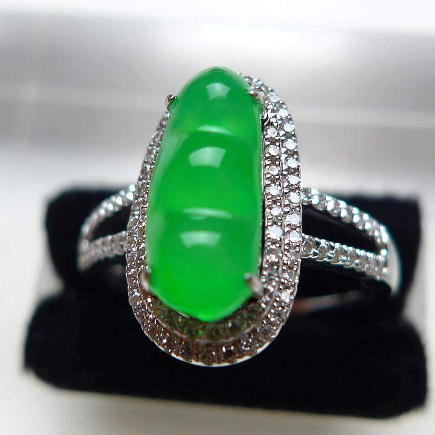 18k金伴钻豪镶a货翡翠冰种阳绿起光福豆戒指 3.88g