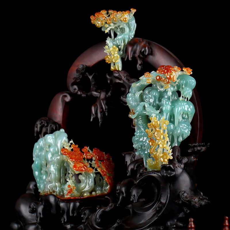 刘智晓玉雕工作室作品 冰糯种飘红翡俏雕翡翠寒冬腊梅摆件1990g