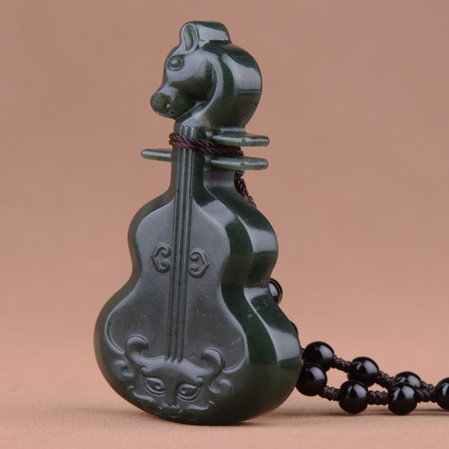 【琵琶】和田玉 精美碧玉琵琶吊坠67.98g