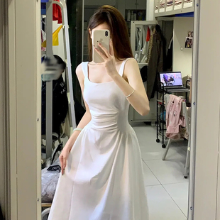 白色吊带连衣裙女2024年夏季新款赫本风法式高级感收腰显瘦长裙子