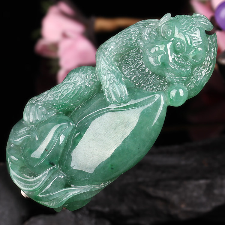 翡翠糯冰种油晴猴子抱桃挂件41.6g(带绳)
