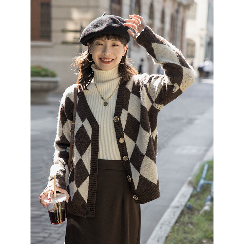 咖啡色毛衣女开衫