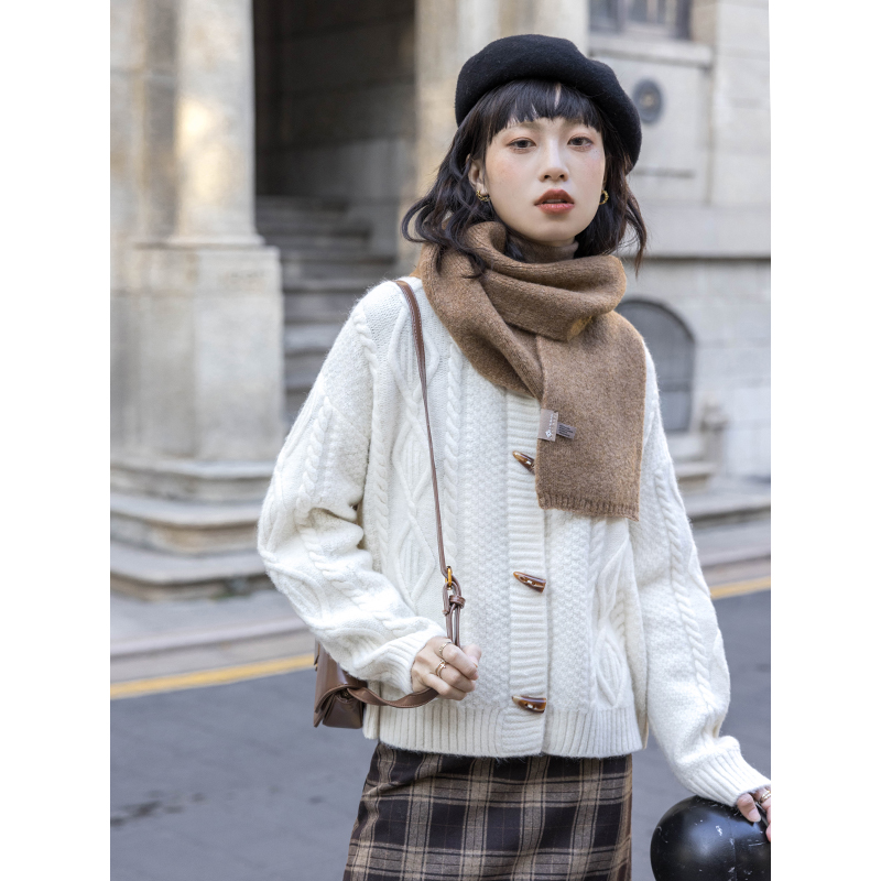 加厚毛衣外套女秋冬季宽松外搭圆领麻花针织开衫牛角扣上衣米白色