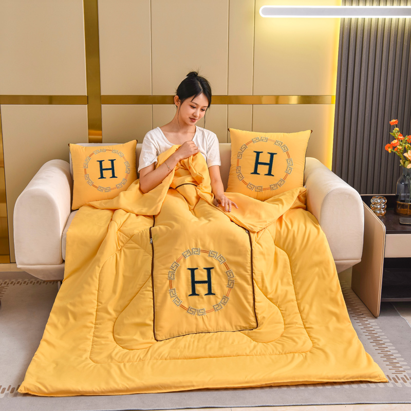 字母H抱枕被子两用二合一车载多功能抱枕被沙发办公室空调被夏被