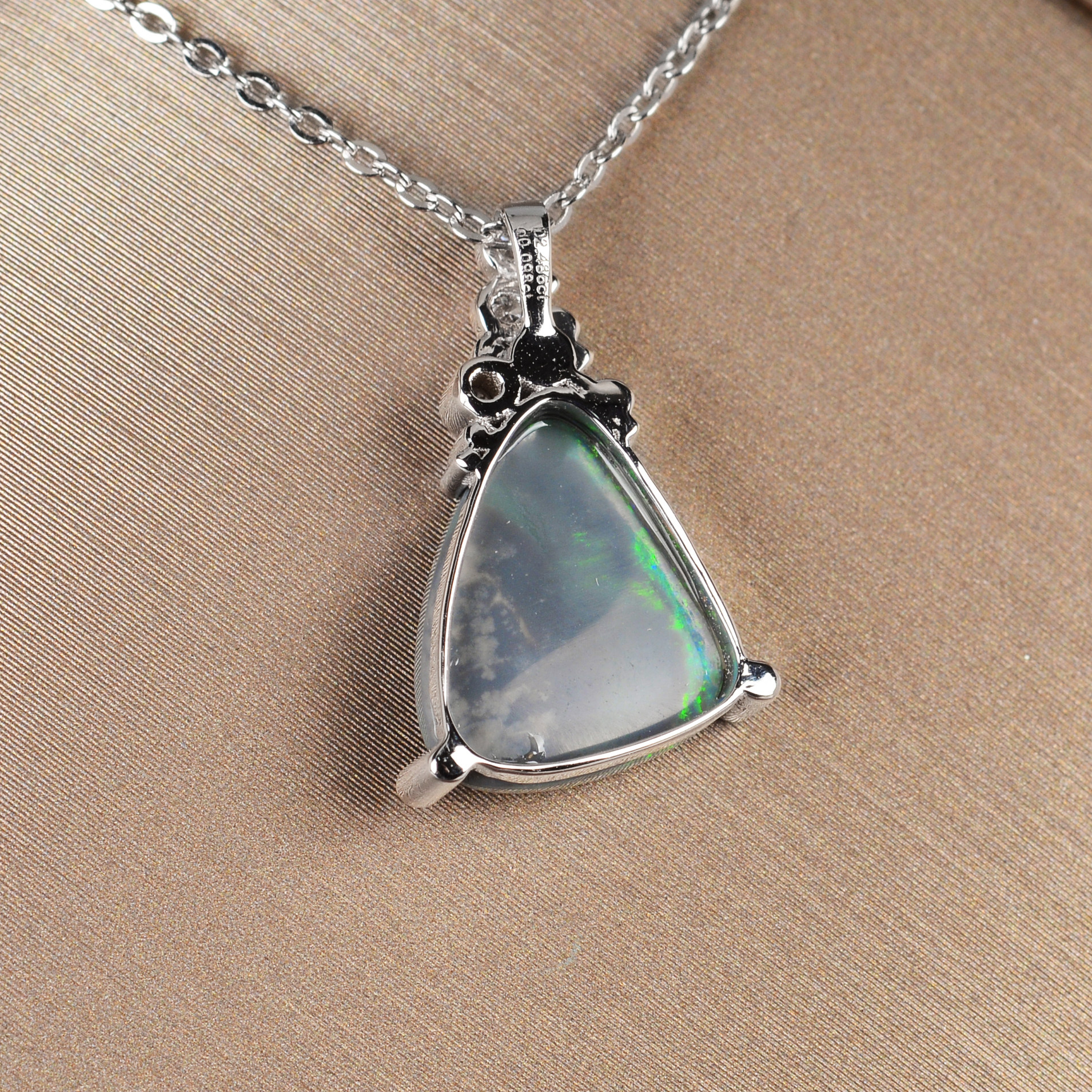 2.486克拉 18k金天然澳大利亚黑欧泊吊坠 色彩斑斓 7958