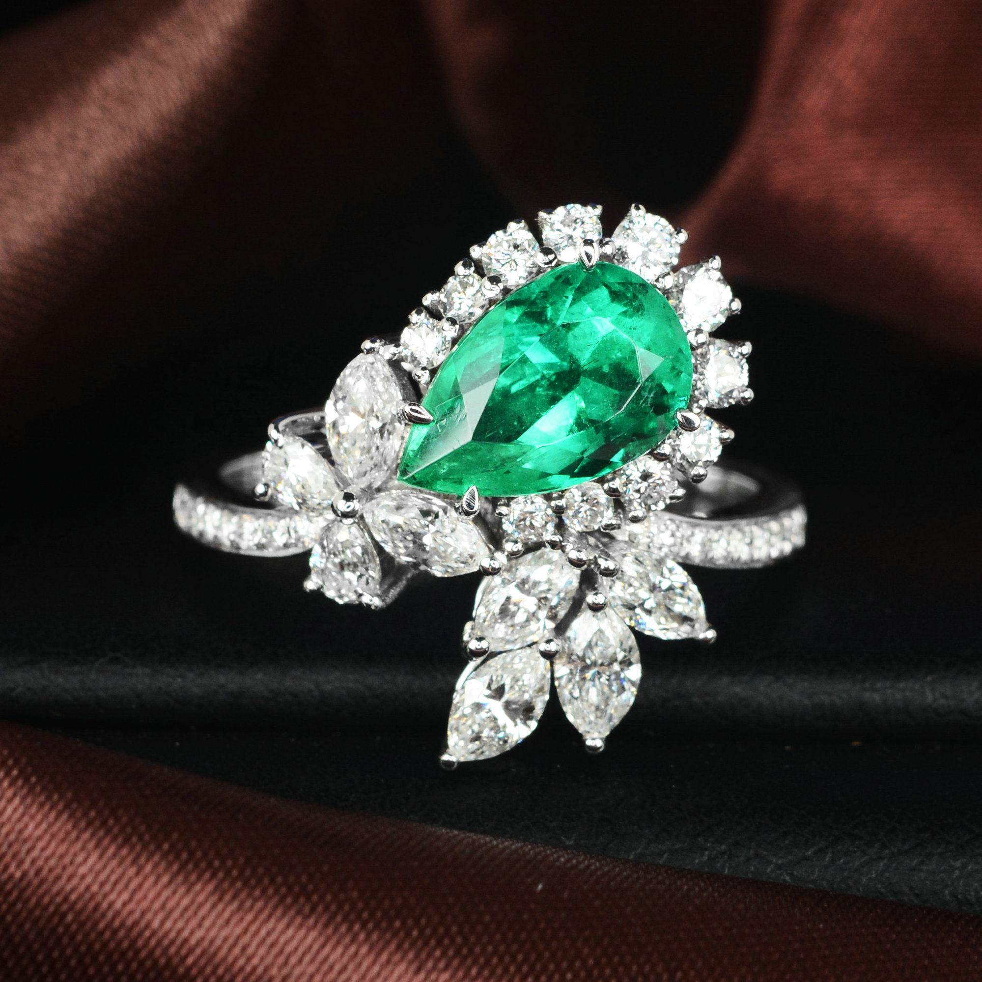 1.90ct 18k金天然祖母绿戒指 晶体干净 伴镶钻石 9811