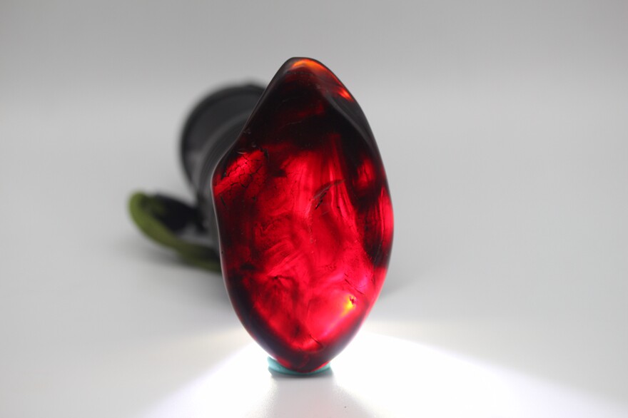 101.41克 翳珀把件【强荧光】