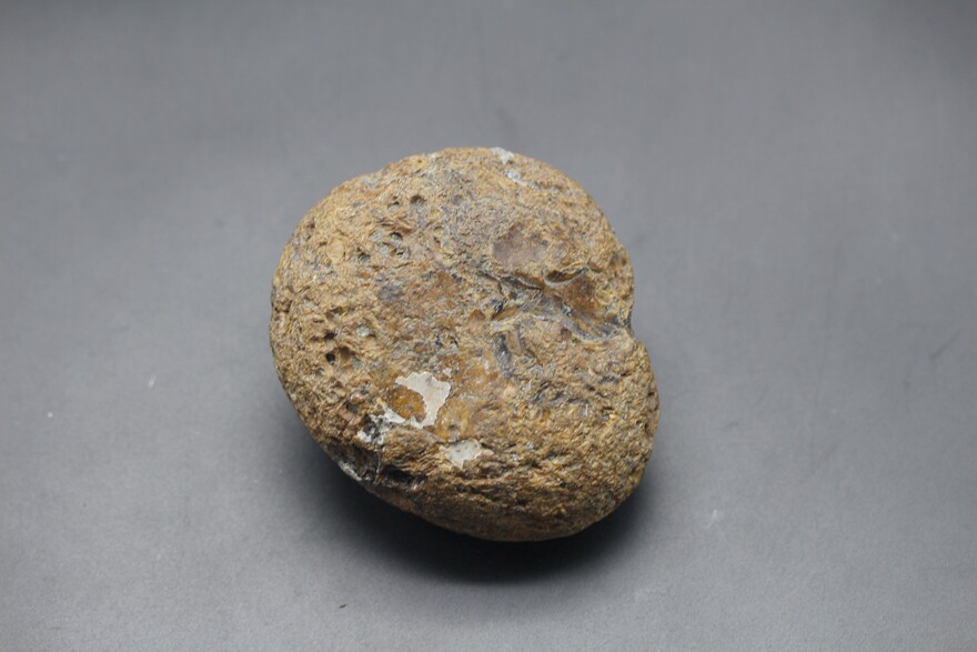 141.42克 根珀原石【强荧光】