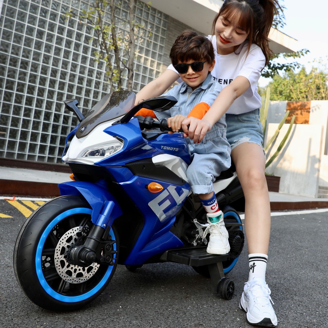儿童电动摩托车可坐大人双人充电