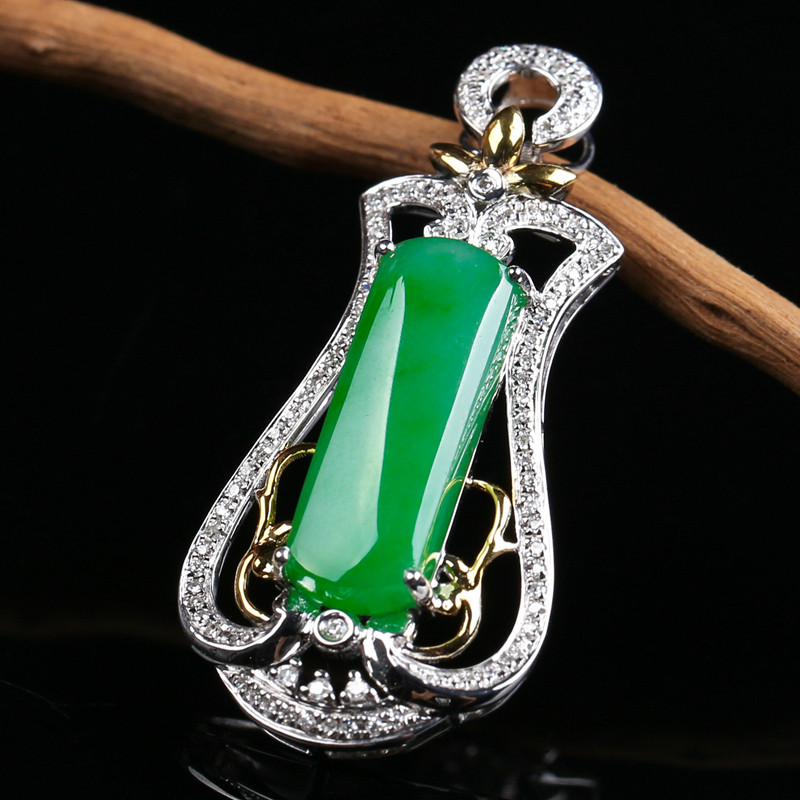 奢华珍品 天然翡翠a货18k金真钻阳绿马鞍吊坠3.97g