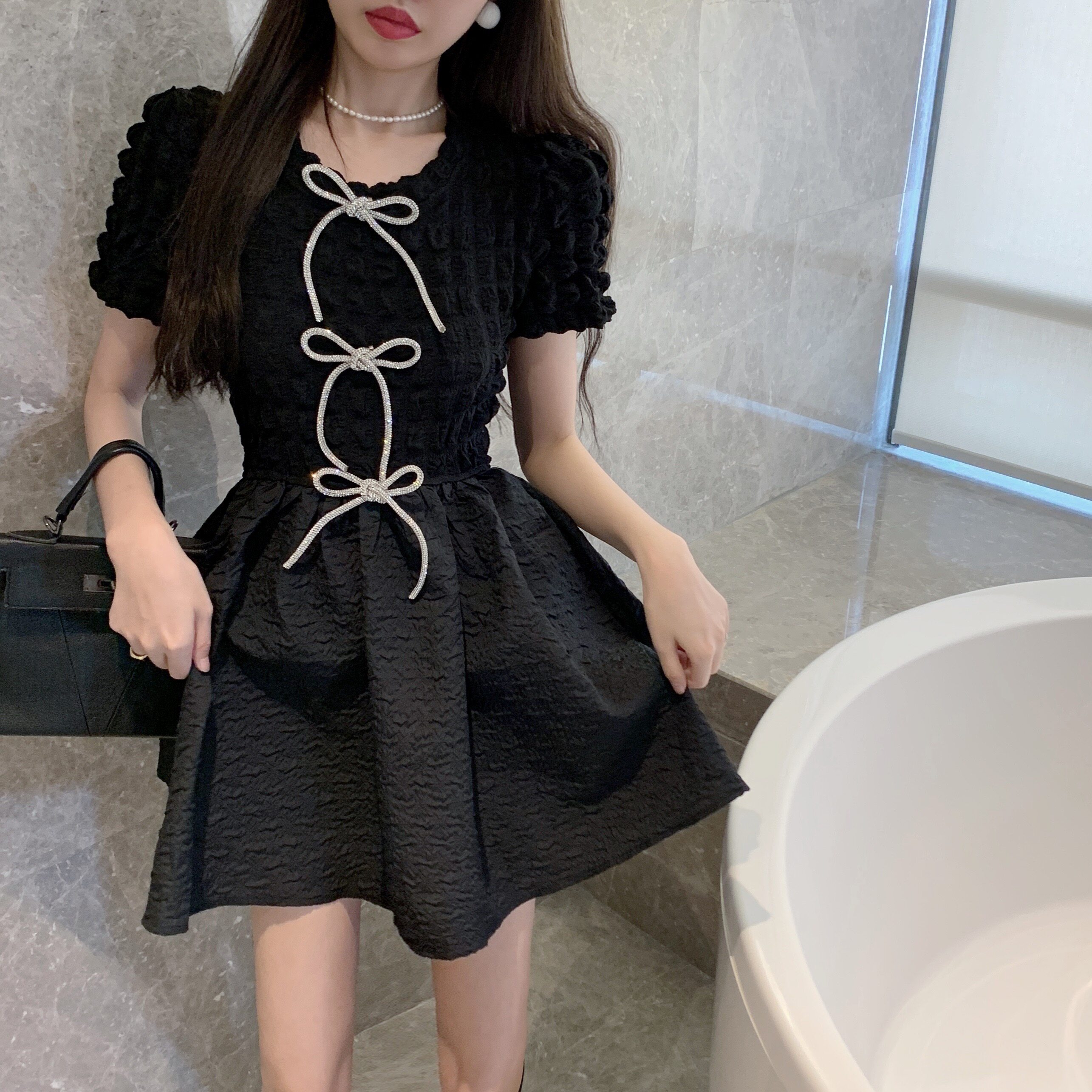 法式赫本风a字小黑裙收腰泡泡袖连衣裙女夏季别致上衣设计感小众